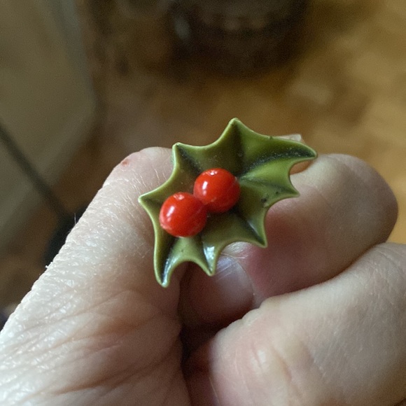 Vintage Christmas Holly and Berries Earrings screwbacks - Picture 7 of 10